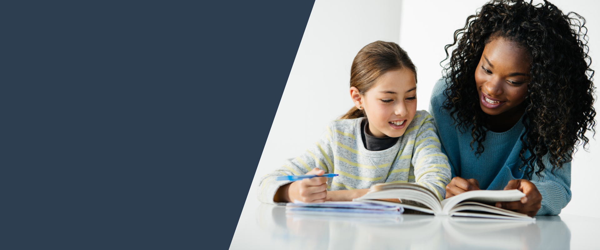 Tutorat en ligne et en personne avec des élèves souriants et des tuteurs bienveillants